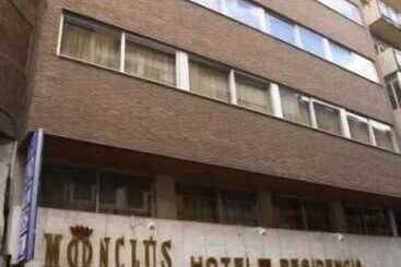 فندق Monclus