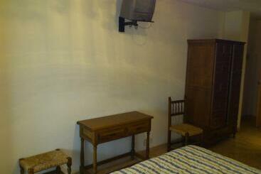 هتل Hostal Botafumeiro