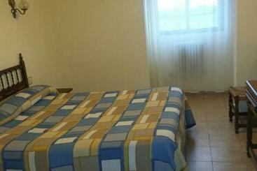 هتل Hostal Botafumeiro