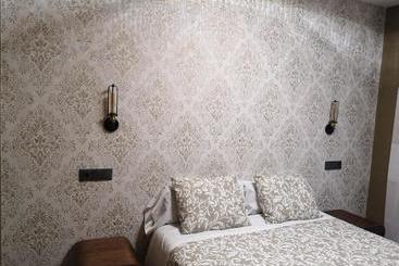 هتل Hostal Juan Bravo