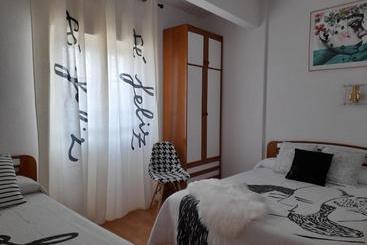 هتل Hostal Los Chanos El Ruso