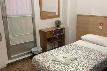 هتل Hostal Milmarcos