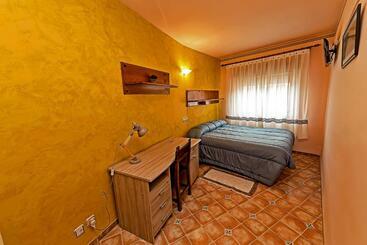 هتل Hostal Romi