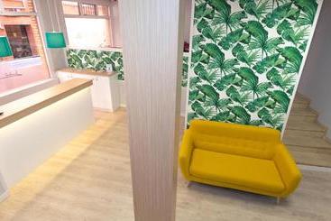 هتل Hostal Viena