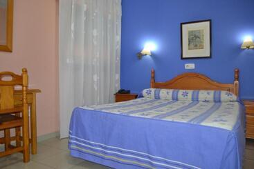 هتل Hostal Al Qazeres