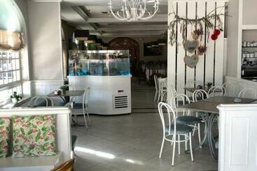 هتل Hostal Juan