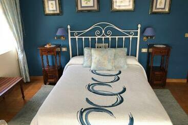 هتل Hostal Juan