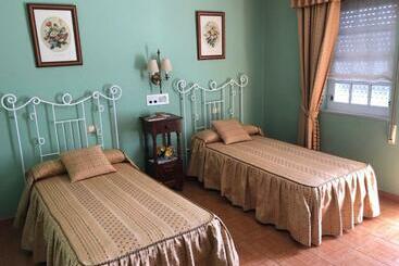 هتل Hostal Juan