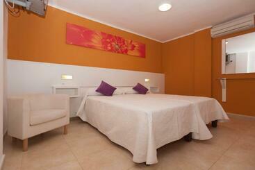 هتل Hostal Costa Blanca