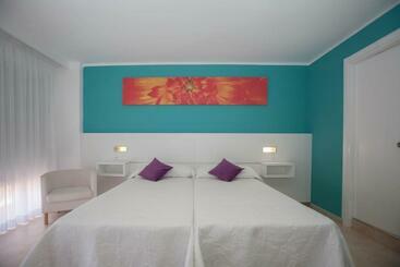 هتل Hostal Costa Blanca