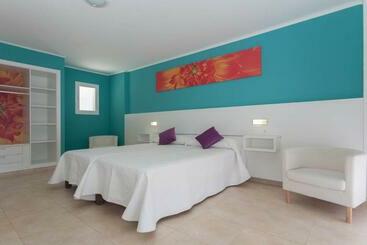 هتل Hostal Costa Blanca