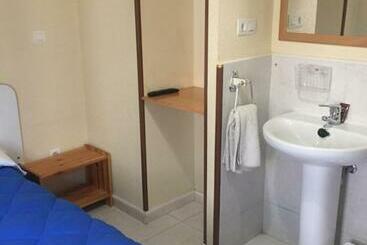 هتل Hostal Rosales