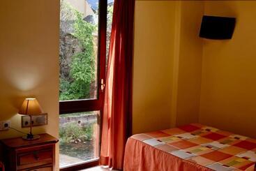 膳宿费 Pensio La Creu