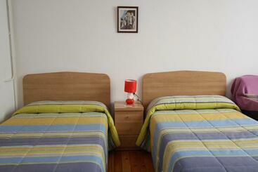 هتل Hostal Bayón