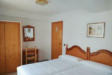 هتل Hostal Pirineos Meliz