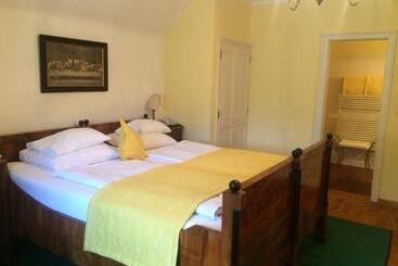 Der Schlosswirt Zu Anif Biedermeierhotel Und Restaurant