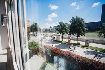 مسافرخانه Mynext   Riverside Hotel Salzburg