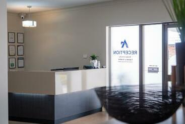 Airport Admiralty Motel