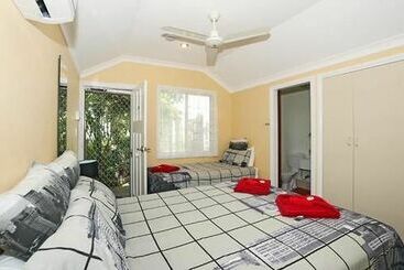 هتل Jacaranda Guest House