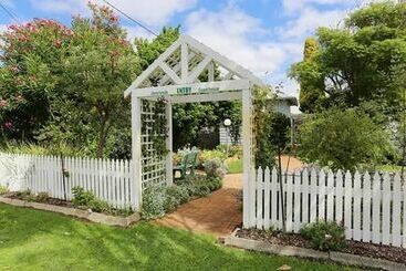 هتل Jacaranda Guest House
