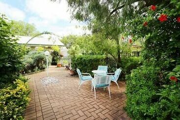 هتل Jacaranda Guest House