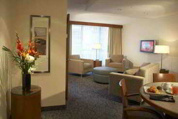 هتل International Suites Calgary