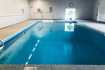 هتل Red Pine Inn & Conference Centre
