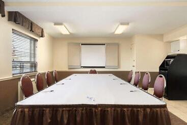 هتل Travelodge By Wyndham Edmonton South
