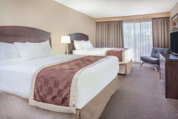 هتل Baymont By Wyndham Red Deer