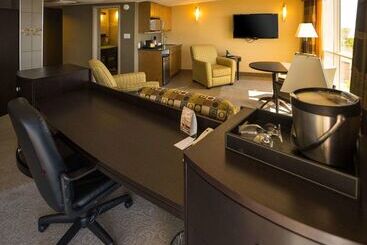 فندق Clarion Lakeside Inn & Conference Centre