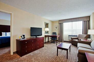 Отель Holiday Inn & Suites Winnipeg Downtown, An Ihg