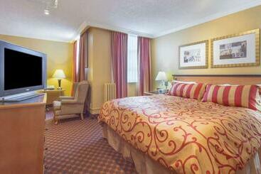 هتل Howard Johnson By Wyndham Vancouver Downtown