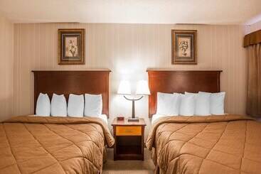 هتل Quality Inn & Conference Centre
