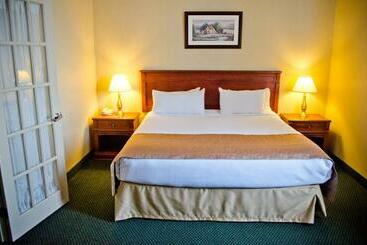 Travelodge Hotel By Wyndham Montreal Airport