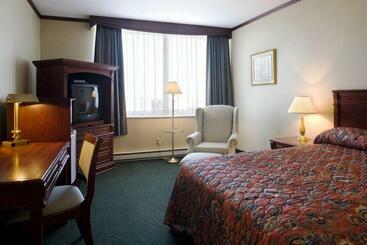 Travelodge Hotel By Wyndham Montreal Airport