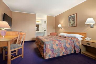 هتل Travelodge By Wyndham Moose Jaw