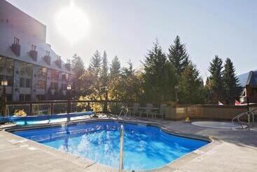 هتل Whistler Village Inn & Suites
