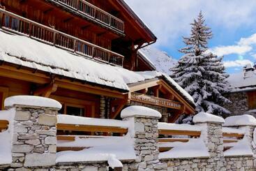 هتل Hôtel & Chalets Le Samovar