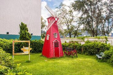 Hotel Silvermine Beach Resort