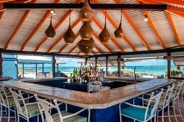 هتل Nisbet Plantation Beach Club
