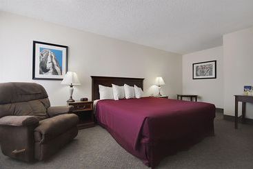هتل Ramada By Wyndham Mesa Downtown