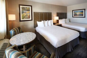 هتل Best Western Plus Hilltop Inn