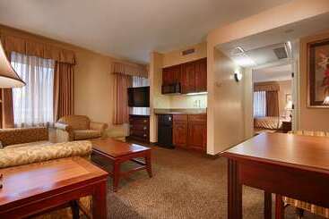 هتل Best Western Plus The Normandy Inn & Suites