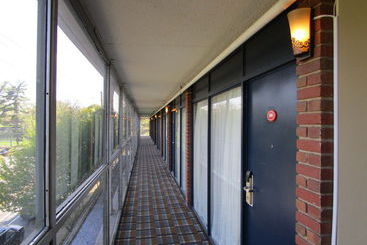هتل Cavalier Inn At The University