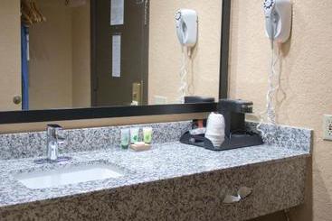 هتل Days Inn & Suites By Wyndham Coralville / Iowa City
