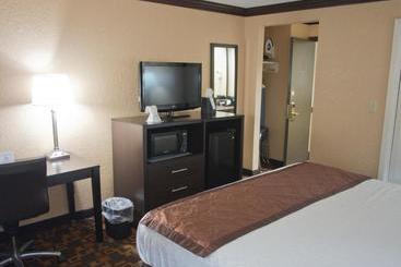 هتل Days Inn & Suites By Wyndham Coralville / Iowa City