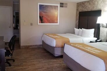 Отель Days Inn & Suites By Wyndham Trinidad