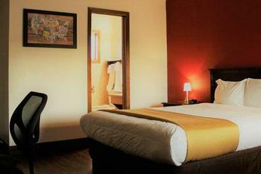 هتل Econo Lodge Inn & Suites Central