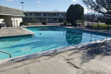 هتل Econo Lodge Inn & Suites Central