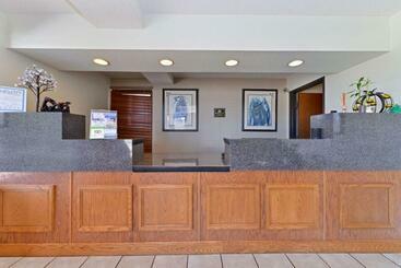 酒店 Executive Plus Inn And Suites